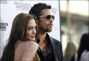 Актер Бред Питт на премьеру фильма ”Бесславные выродки” в Голливуде пришел с женой — актрисой Анджелиной Джоли. 10 августа 2009 года