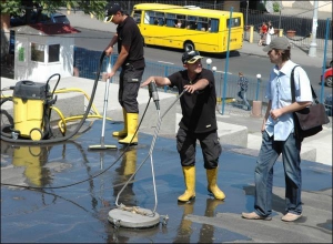 Киевлянин Александр Чайка (на фото в центре) отмывает потемкинскую лестницу в Одессе. Техники используют 100 тонн воды в течение недели уборки