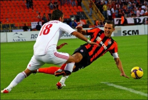 Капітан ”Шахтаря” Даріо Срна (праворуч) проти гравця ”Сіваспора” Йілмаза