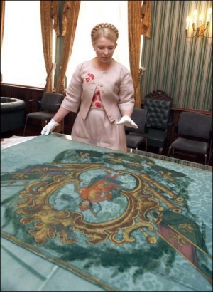Прем’єр-міністр Юлія Тимошенко оглядає відреставрований за її підтримки прапор XVIII століття