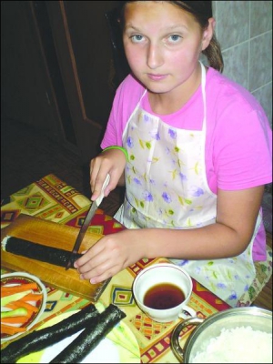 Катерина Кремінська з Бродів на Львівщині готує домашні суші за півгодини