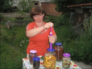 Алена Качур из села Винницкие Хутора на Винниччине овощи и фрукты хранит под вакуумными крышками. Воздух из банки выкачивает специальным насосом. В любой момент ее можно открыть, взять часть продуктов и опять ”закатать”