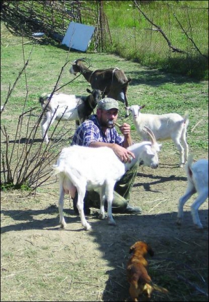 Андрей Топчий на своем дачном участке в обществе ”Журбинка” собирается доить в обед коз