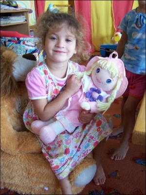 Валентина Межирева играется куклой в центре социальной опеки ”Отчий дом” в селе Петровское в 7 километрах от столицы. Девочка стесняется гостей