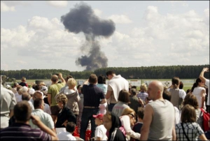 Зрители авиашоу в польском городе Радом наблюдают в воскресенье за столбом дыма после катастрофы белорусского истребителя Су-27. Польский эксперт по вопросам авиаполетов Станислав Бжег-Велюнски считает, что погибший пилот мог быть ”опаснее других”. Белору