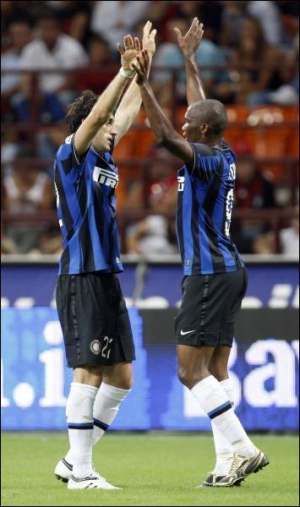 Форварды ”Интера” Самуель ЭТО’О (справа) и Диего Милито пришли в команду летом и сразу стали основными игроками