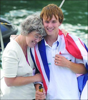 17-річний Майк Перхем із матір’ю Хізер у порту британського міста Портсмут. Він мандрував дев’ять місяців
