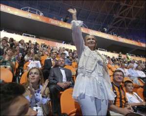 Премьер-министр Юлия Тимошенко поздравила донетчан с открытием ультрасовременного стадиона, находясь среди рядовых болельщиков