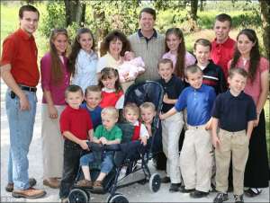 Рекордне сімейство Америки біля їх будинку в Спрінгдейл, Арканзас