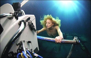 51-летняя американская актриса Шерон Стоун на съемках подводной сцены из фильма ”Основной инстинкт-2” в 2005 году
