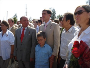 На открытие памятника династии космонавтов в родной Горловке на Донбассе Герой Советского Союза Александр Волков (слева) приехал с сыном-космонавтом Сергеем, внуком Егором и женой Анной (стоит с цветами). Их встретил старший сводный брат Геннадий Романенк