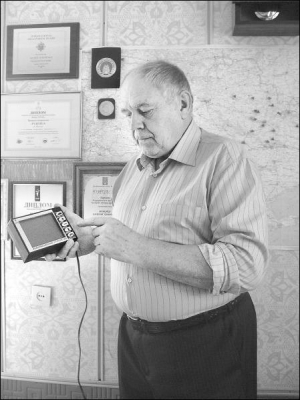 Полтавець Валерій Руденко показує винайдений ним прилад ”Факт”. Він контролює посів технічних і зернових культур