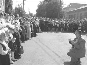 1 вересня 2009 року керівник гайсинського підприємства ”Архітектор” Михайло Паращук фотографує свою онуку Юлю на святі першого дзвоника у місцевій школі №1. Його вважають першим  мільйонером у Гайсині