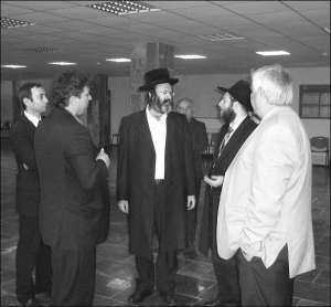 Представники єврейської громади оглядають Вінницький аеропорт, щоб домовитися про посадку літаків з паломниками-хасидами у вересні