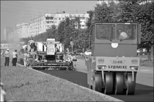 Дорожники кладуть асфальт методом гарячого рейсайклінгу на вулиці Науковій у Львові 