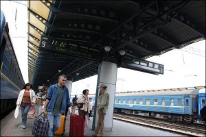 Пассажиры поезда Севастополь—Киев курят в среду утром на перроне
