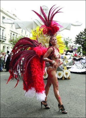 Учасниця карнавалу Ноттінґ Хілл у Лондоні 30 серпня. Щороку захід відвідують понад півмільйона туристів