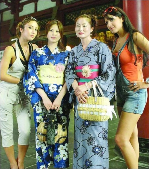На улицах Токио сестры Завальские Анна и Алина (справа) встретили японок в национальной одежде
