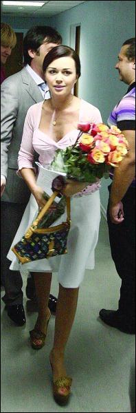 Анастасія Заворотнюк прийшла на прес-конференцію із букетом троянд