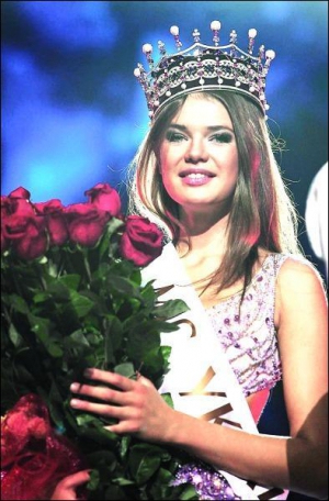 ”Міс Україна-2009” 20-річна Євгенія Тульчевська з Дніпропетровська приміряє корону з діамантами вартістю 500 тисяч доларів