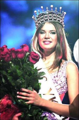”Міс Україна-2009” 20-річна Євгенія Тульчевська з Дніпропетровська приміряє корону з діамантами вартістю 500 тисяч доларів