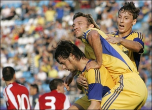 Артем Мілевський (крайній ліворуч) сьогодні зіграє у рідному місті. На матч прийдуть батьки форварда збірної України