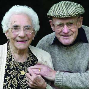101-летний Фрэнк Милфорд умер 1 сентября, держа жену за руку