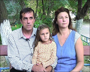 Подружжя Морозів — Олександр та Олеся разом із донькою Єлизаветою. Дівчинку нудить від ліків, які мають убезпечити організм від зараження ВІЛ-інфекцією