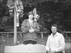 Юрий Шевчук с женой Людмилой около колодца в селе Волосов Андрушевского района на Житомирщине. Водой из него мужчина вылечил рак