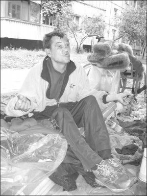 Иван Таскаев сидит на матрасе около дома на улице Энгельса в Черкассах, где у него была двухкомнатная квартира. Жилье продал его сын. Мужчина теперь ночует на улице