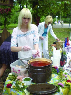 Представительница бара ”Шинок” на фестивале ”Тернопольский борщ” в областном центре бесплатно угощает борщом. К нему предлагает пампушки