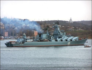 Ракетний крейсер ”Москва” виходить із севастопольської бухти. Керівництво міністерства оборони Росії та Чорноморського флоту РФ заперечують пожежу на судні. У Севастополі говорять, що в місцевій лікарні для потерпілих замовили 10 ліжок