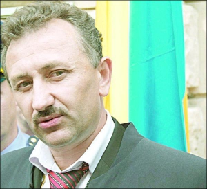 В следственном изоляторе экс-председатель Львовского апелляционного административного суда Игорь Зварич отжимается, боксирует. Побрил усы, волосы стали кудрявыми
