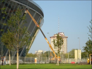 Подъемный кран обследует наклонную стойку, которая поддерживает крышу ”Донбасс Арены”. Работы, о которых идет речь в официальной версии, ведут ниже уровня стеклянного фасада 