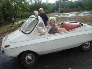 Житель Донецка Вениамин Трунов сконструировал автомобиль-амфибию. Ездит на нем редко, потому что подорожал бензин