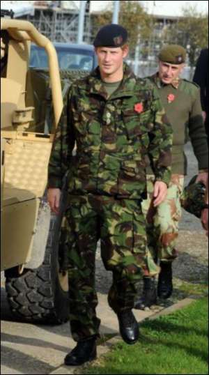 Младший наследник британского престола принц Гарри служит лейтенантом бронетанковых войск