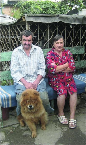 Виннитчанин Геннадий Горковенко сидит на скамье у дома с матерью Галиной Григорьевной. Он — инвалид второй группы, ходит на протезах