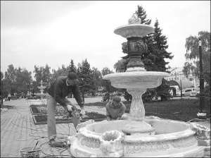 Работники днепропетровской фирмы ”Нова” Богдан Яцюк (справа) и Сергей Матвиенко заканчивают устанавливать фонтан на центральной площади Миргорода