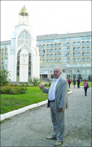 Ректор Черкасского университета имени Богдана Хмельницкого Анатолий Кузьминский стоит возле церкви, которую построил на благотворительные средства