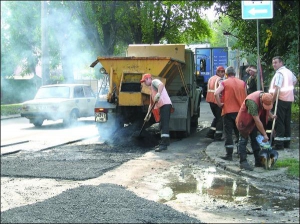 Бригада коммунального хозяйства ”Челуаш” в Черкассах ”латает” ямы на улице Энгельса. На ремонт дорог выезжают по плану. Ежедневно есть внеплановые выезды — закладывают асфальтом ямы, о которых сообщают жители на сайт заместителю мэра Андрею Дзюбе