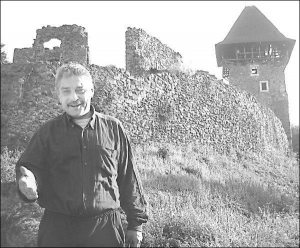 Археолог Олександр Дзембас стоїть біля решток муру Невицького замку недалеко Ужгорода на Закарпатті. До фортеці щороку приїжджає 150 тисяч  туристів