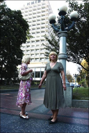 Колишні працівниці депутатського готелю ”Київ” Олена Пленус (ліворуч) та Світлана Сирота (праворуч) стоять  поблизу колишньої роботи. Вони судяться зі своєю екс-начальницею — гендиректоркою Ларисою Трофіменко