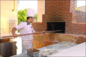 Піцу з пряною бараниною лахмаджун випікають у східній печі фирині. Фірмова випічка турецького готелю ”Кристал” тонка й еластична