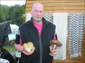 Олександр Мироненко із селища Ворохта Яремчанського району Івано-Франківщини показує гриб лапшовик, або ”оленячі роги”. Тримає його в правій руці. Він росте лише в Карпатах