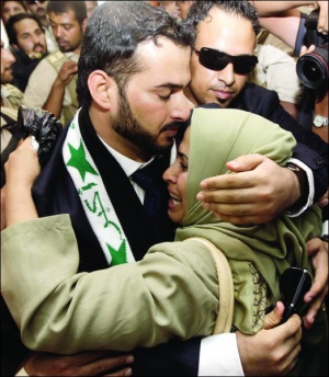 Иракский журналист 30-летний Мунтазар Заиди с сестрой после освобождения. Соотечественники называют его героем
