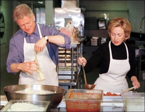 В кулинарном телешоу бывший президент США Билл Клинтон с женой Хиллари готовили итальянскую лазанью. Мясную начинку они перекладывали пластами из теста