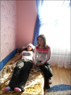 Світлана Дмитрієва (сидить на ліжку) прийшла провідати вдома одногрупницю Світлану Дишкант. Обом стало зле в класі, де пофарбували підлогу