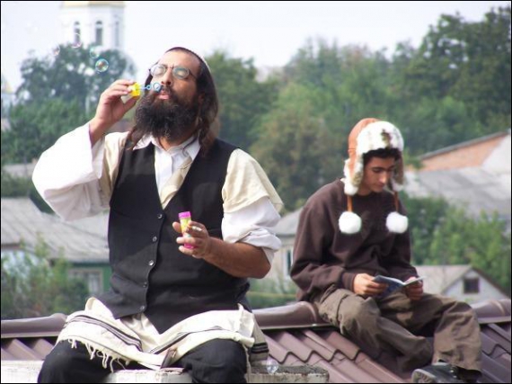Хасид на крыше пускает мыльные пузыри накануне празднования еврейского Нового года в Умани на Черкасщине. Так он показывает, что ему весело. Чтобы год был удачным, его надо встречать с хорошим настроением
