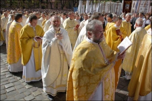 Колона священиків та вірян іде вулицями Львова у неділю, 20 вересня, до собору Юра