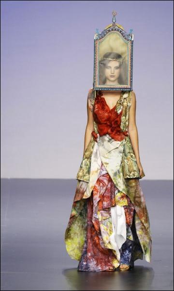 Найбільший ажіотаж на Тижні моди в іспанській столиці Мадриді викликала колекція молодого дизайнера Амані Родріґеса. Його моделі ходили з клітками на головах. ”Я хотів показати, до якої міри американці мислять стереотипами”, — каже Амані 